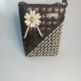 Bolso hecho a mano con decoración de cáscara de coco